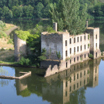 <b>Ce mystérieux château presque englouti par un lac se trouve à 1h30 de Toulouse !</b>